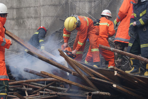 组图：在建粮库坍塌2死9伤 邵阳消防急救