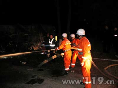 组图：侧翻大货压住两车 消防排油救人