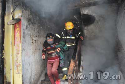 老旧居民楼起火 消防成功营救15人（图）