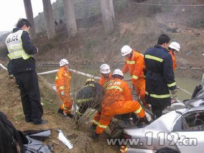 组图：丰田坠河3死1伤 临川消防紧急救援