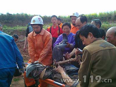 组图：耕地村民被翻土机咬住消防紧急救援