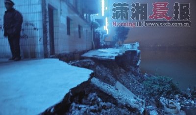 湖南衡阳河堤凌晨垮塌 20户居民紧急疏散