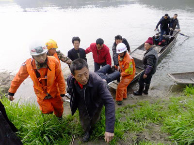 轿车坠落百米悬崖 乐山开展生死大营救