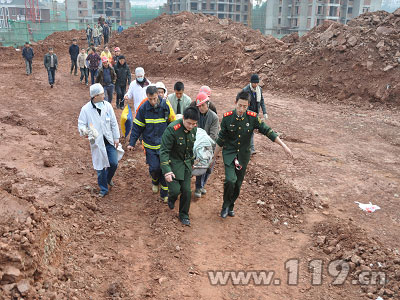 组图：民工跌落竖井 消防官兵成功营救