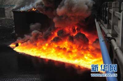 组图：无锡化工厂爆炸 80名消防员赶赴现场