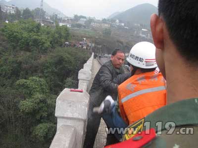 男子欲跳桥轻生 消防民警合力救下（图）