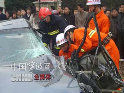 公交车与轿车相撞 轿车司机已死亡/图