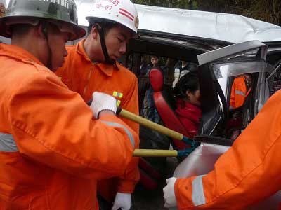 组图：变形车厢困孕妇 蒙山消防安全救出