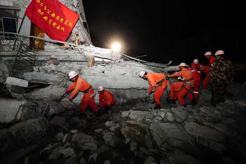 组图：消防官兵搜救云南盈江地震灾区