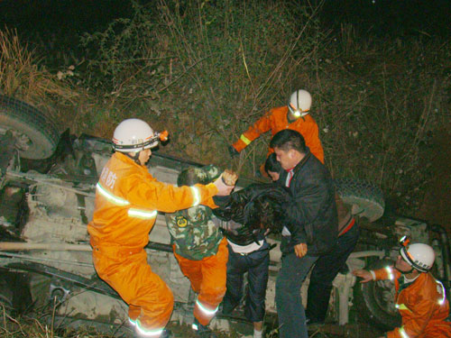 小轿车翻下山沟1死1伤 松桃消防紧急救援