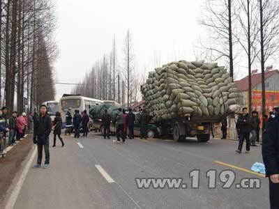 组图：皮卡车头飞入大货底部 消防急营救