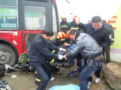 组图：公交紧卡电瓶车 消防雨天紧急救人