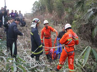 村民上山伐木不慎落天坑 消防成功营救/图