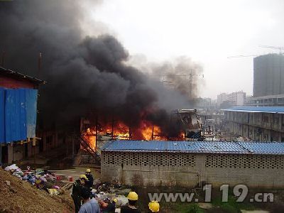 赣州国际时代广场工地起火 消防拦截扑救