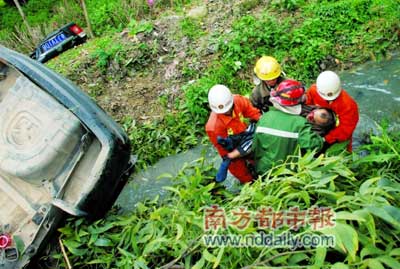 广东省道274线严重车祸 车撞成V形1死3伤