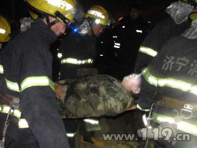 在建厂房倒塌6人生死未卜 消防急营救/图