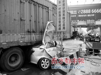 40吨卡车压扁轿车 轿车司机死里逃生/图