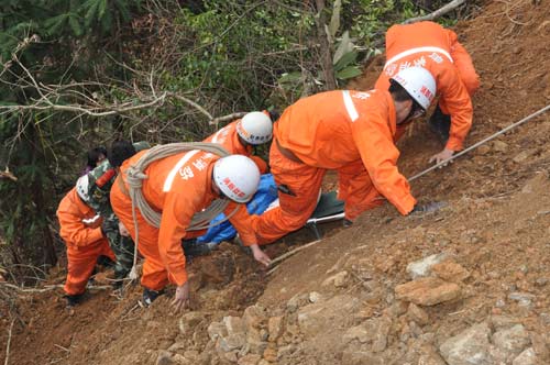 贵州黎平挖机翻下山坡 消防营救重伤员