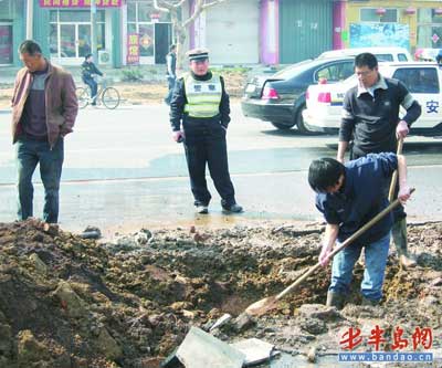 挖掘机挖断天然气管道 消防抢险喷水稀释