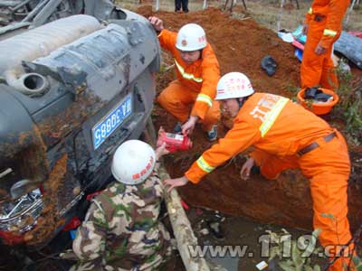 组图：饮酒醉驾致仰翻水沟 江西消防救3人