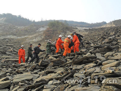 组图：面包车滚下山坡3死2伤 消防急救援