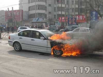 宝马突自燃 消防15分钟紧急扑救（图）