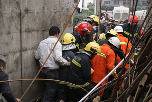 组图：在建粮库坍塌2死9伤 邵阳消防急救