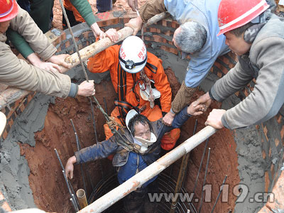 组图：民工跌落竖井 消防官兵成功营救