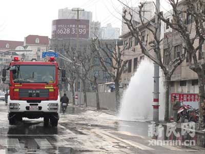 宝山路越野车撞断消防栓 水流喷涌（图）