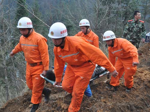 贵州黎平挖机翻下山坡 消防营救重伤员