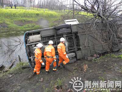 组图：国道大客车侧翻造成一死多伤