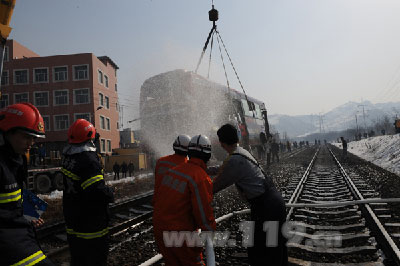 组图：乌鲁木齐公交火车相撞事故救援侧记