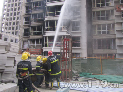 在建高层外保温层起火 消防车载水泡扑灭