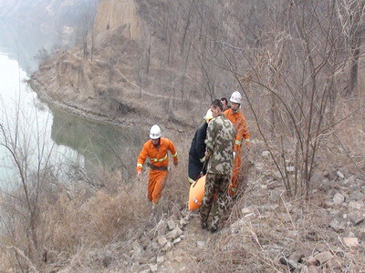 七旬老人滚落山顶命悬一线 消防跋山斩棘