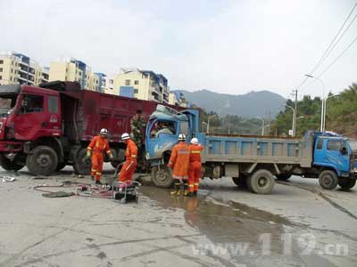 组图：三车连环相撞 消防解救被困司机