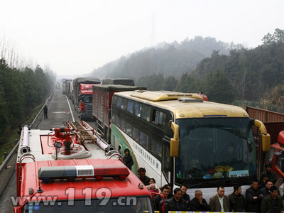 组图：京港澳高速34起车祸连发 消防救援