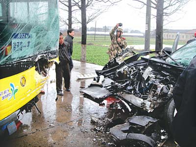 越野车公交车相撞 越野车司机陷困获救