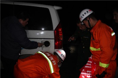 台湾同胞被困雷公深山 消防徒步救援