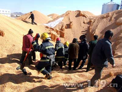 兴安盟粮库5人落粮食井 消防火速救援/图