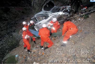 丽江永胜一轿车坠崖致3人死2人伤/图