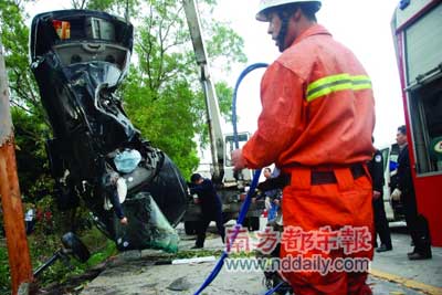 广东省道274线严重车祸 车撞成V形1死3伤