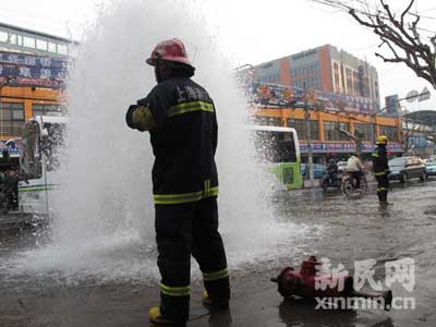 宝山路越野车撞断消防栓 水流喷涌（图）