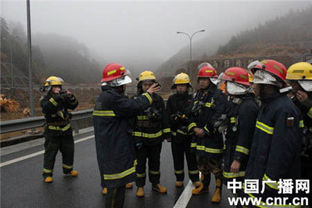 福建一货车隧道起火 100氢气瓶泄露/图