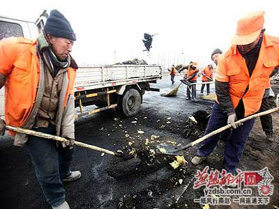 凌晨唐港高速罐车起火 封闭道路5小时