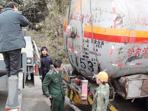 17吨液化气槽车侧翻 松桃消防4小时紧急排险