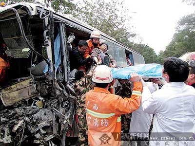 货车撞客车 消防砸窗架梯救出七伤员/图