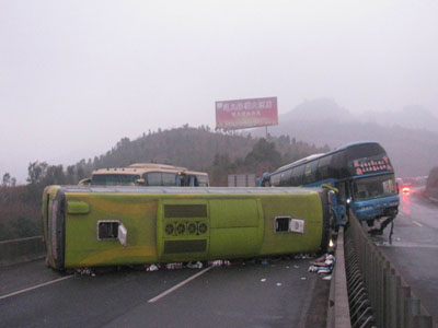 高速三辆长途客车路中撞成团 一人死亡