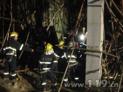 在建厂房倒塌6人生死未卜 消防急营救/图