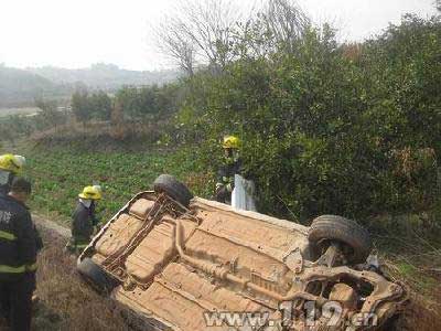 轿车翻下路基致2死1伤 消防紧急救人/图