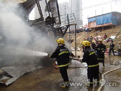 赣州国际时代广场工地起火 消防拦截扑救